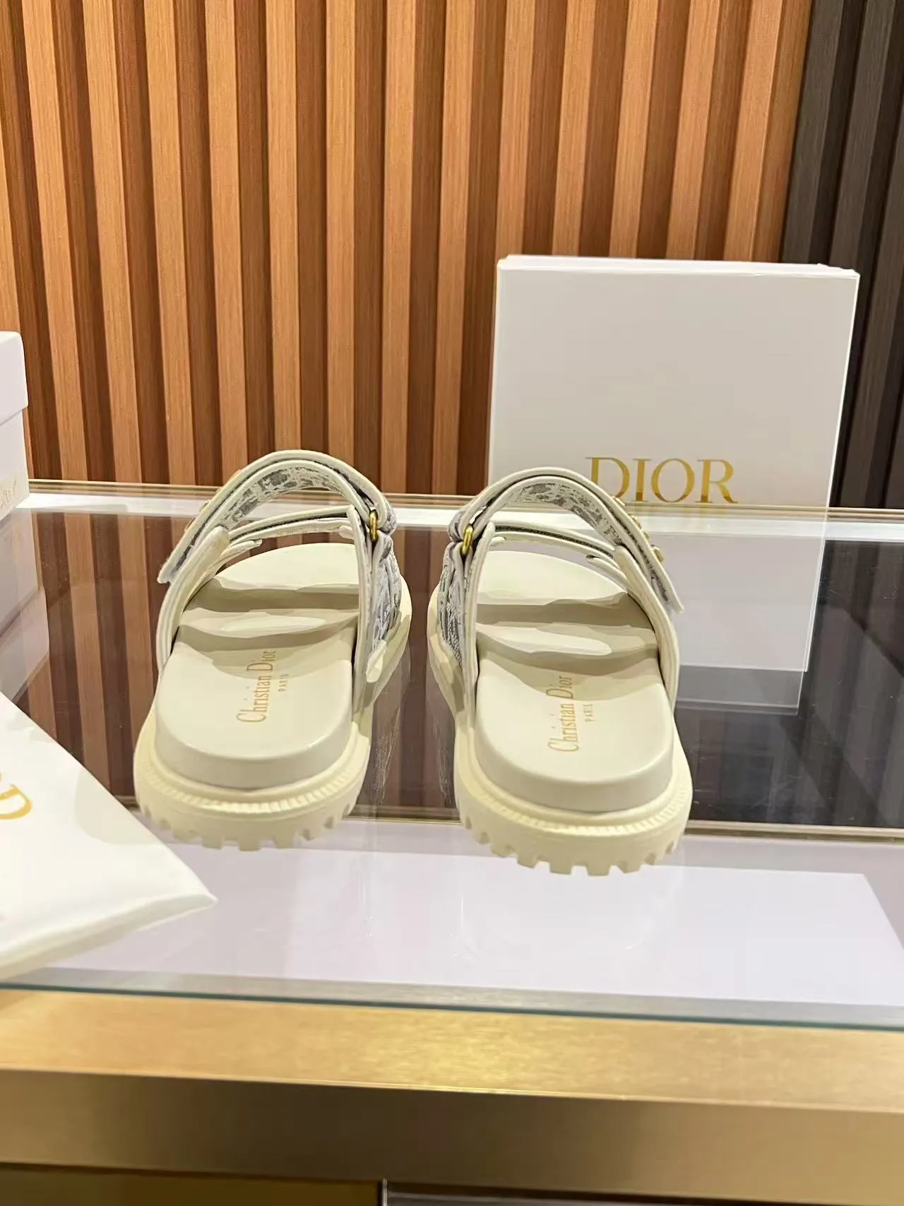 👟👟Ex-factory price 480👟👟 Dior classic popular sandals Step into the fashion territory of Dior slippers and encounter the ultimate fusion of elegance and comfort. The upper is engraved with the Christian Dior Paris logo using exquisite embroidery technology. The delicate stitching tells the brand's profound heritage and is fully recognizable.   Made of high-quality materials, it feels soft and fits your feet, as if it is a gentle care tailor-made for your feet. The sole is carefully designed and engraved with Christian Dior's lucky star symbol. It is not only a beautiful embellishment, but also provides reliable grip, making every step steady and secure.   It has a simple design and is easy to put on and take off. Whether it is a lazy weekend or a pleasant vacation, it can be easily adapted. Whether paired with casual shorts, casual jeans, or an elegant dress, Dior slippers can instantly enhance the overall style and show a casual fashion attitude.   Dior slippers, in the name of fashion, inject luxurious charm into your life and accompany you with every step you take with confidence and elegance. Material: Fine genuine cowhide upper, outsole, TPR, non-slip and wear-resistant, code number: 35-41 (42 customized)